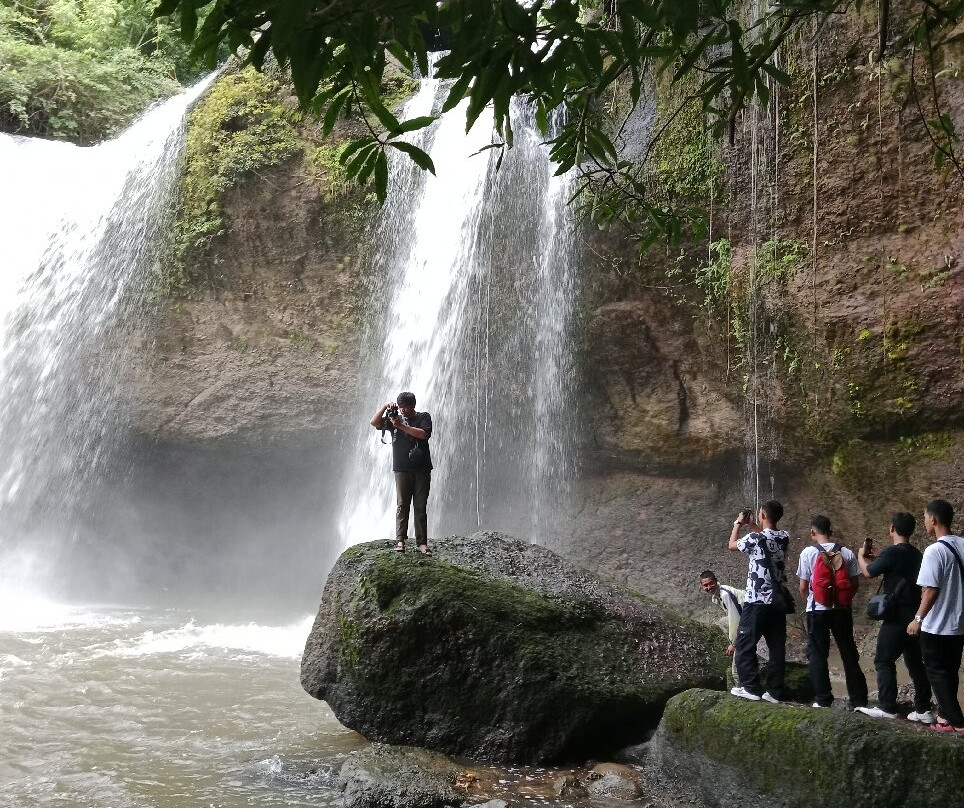 Haew Suwat Waterfall景点图片