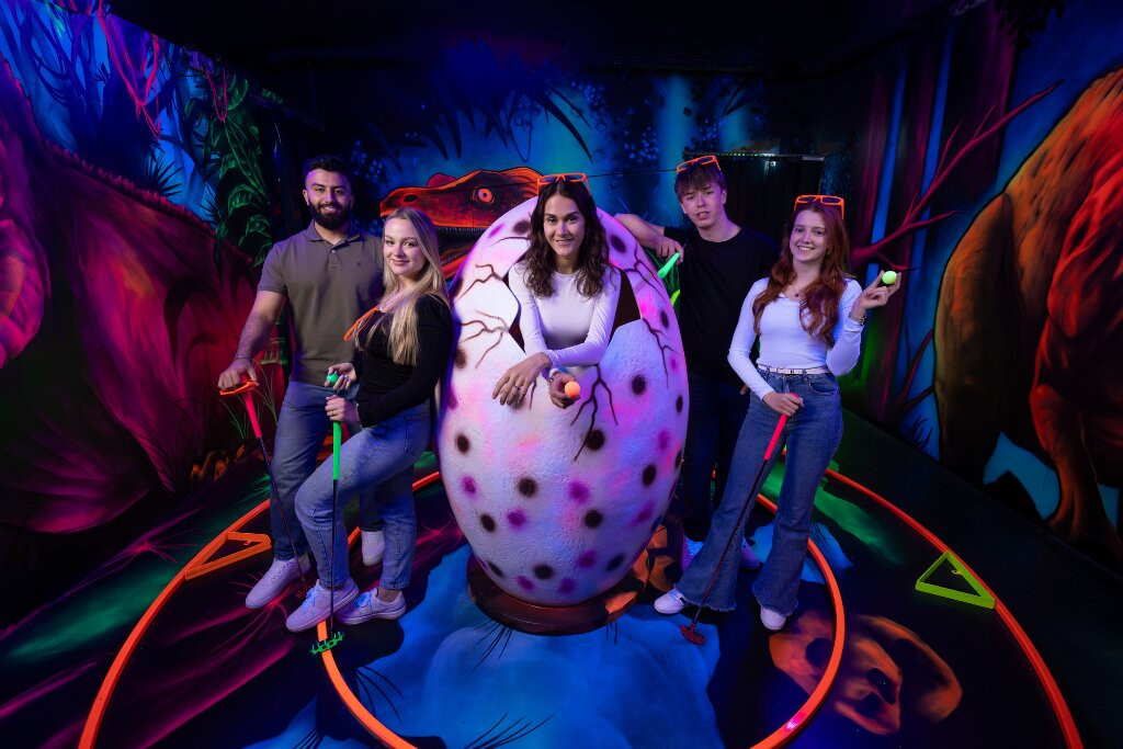 Glowzone 3D Schwarzlicht Minigolf Bielefeld-比勒费尔德必去景点