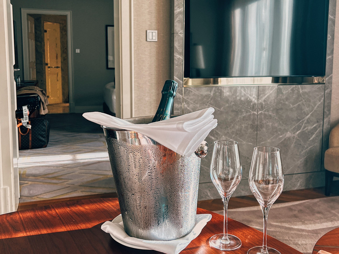 柏灵丽思卡尔顿酒店主图