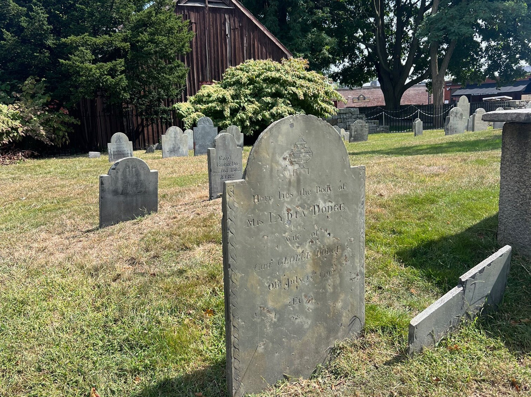 Old Burying Point Cemetery景点图片