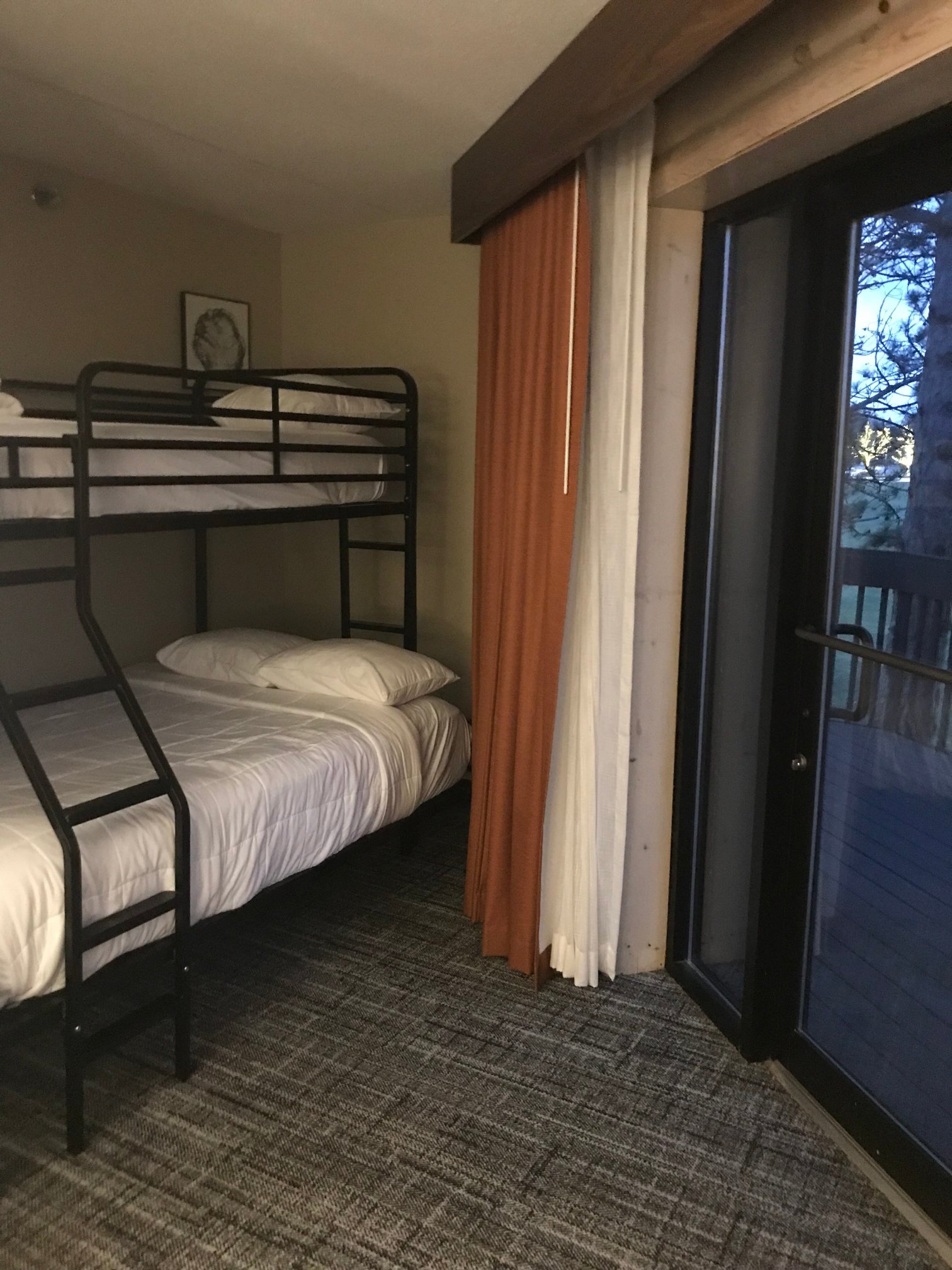 锯木厂溪度假村-客卧