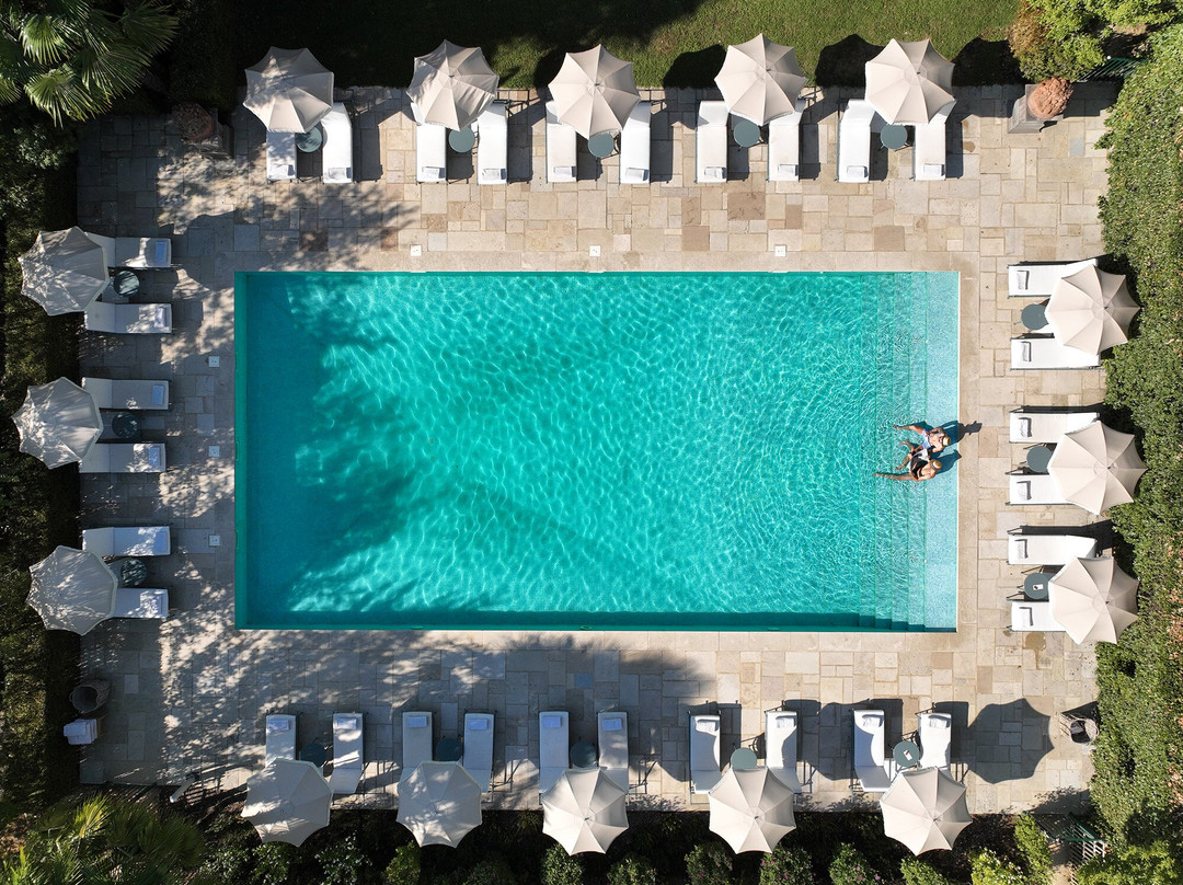 厄热涅草坪酒店主图