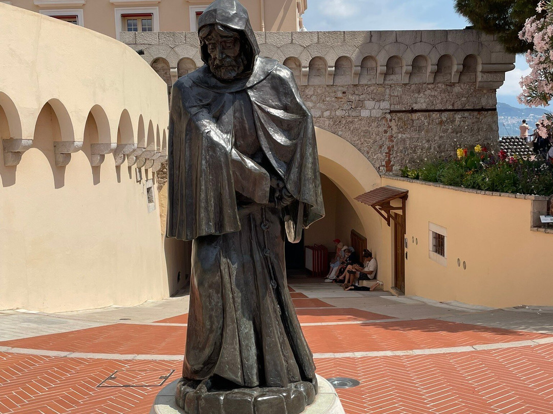 Grimaldi Statue-摩纳哥城必去景点