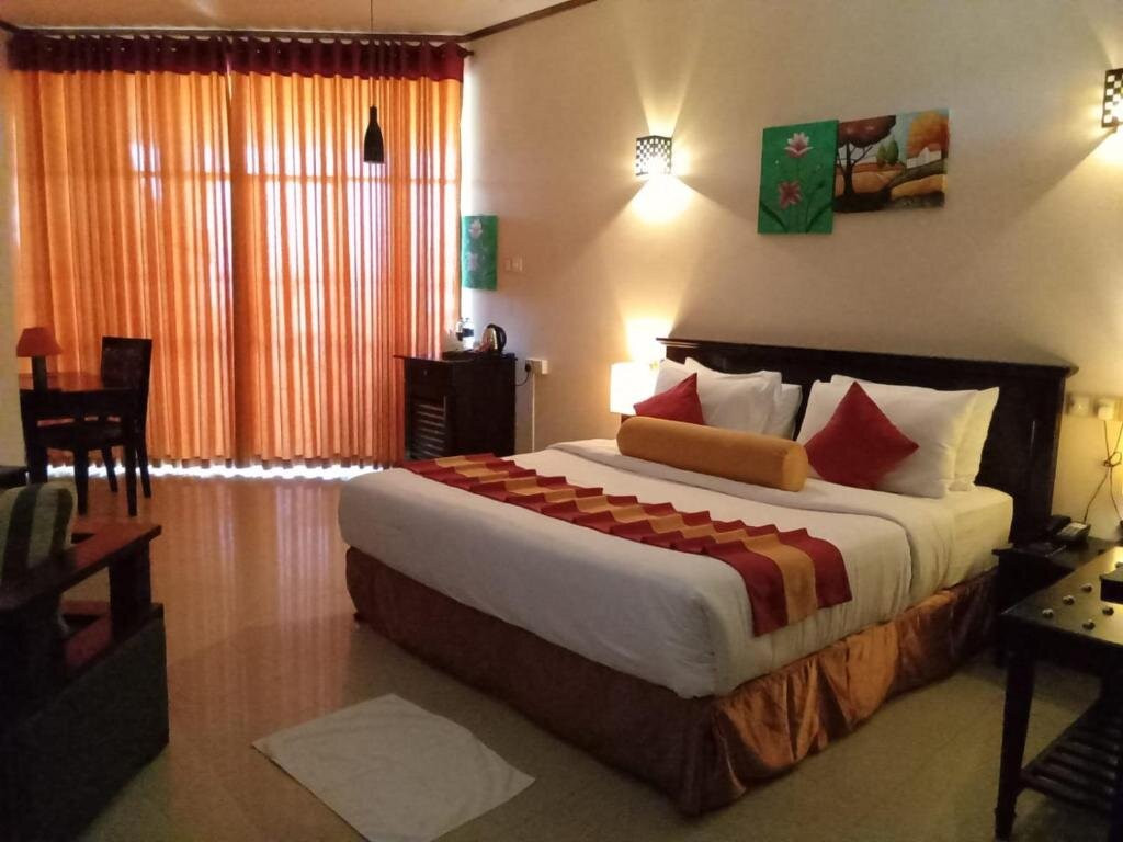 Laya Beach Hotel主图