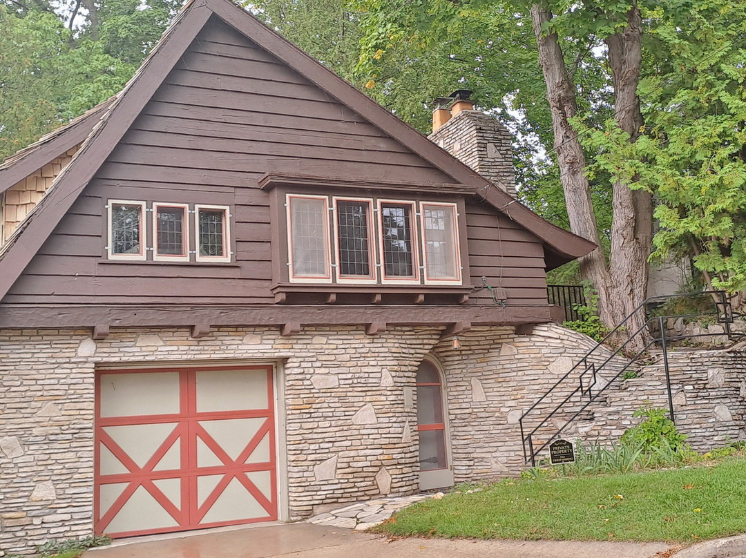 Mushroom House Tours-夏洛瓦必去景点