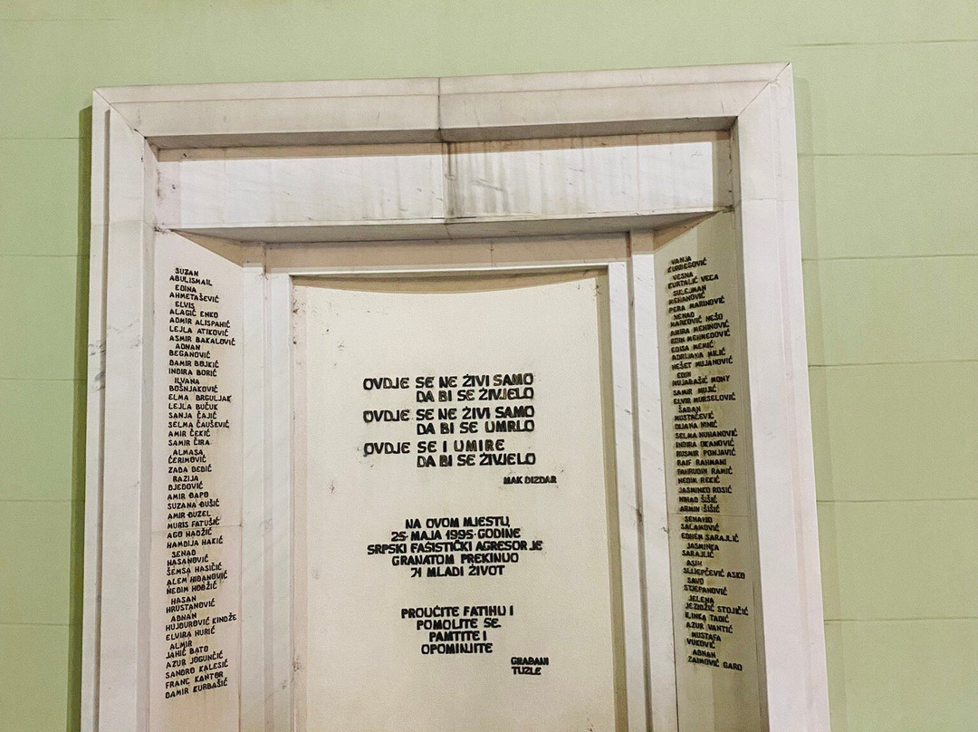Tuzla Massacre Memorial - Kapija-图兹拉必去景点