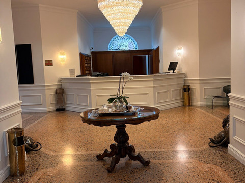 雷齐吉公园酒店主图