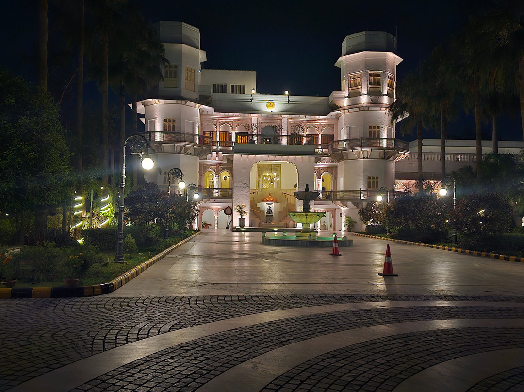 瓜利尔泰姬乌莎基兰宫殿酒店主图