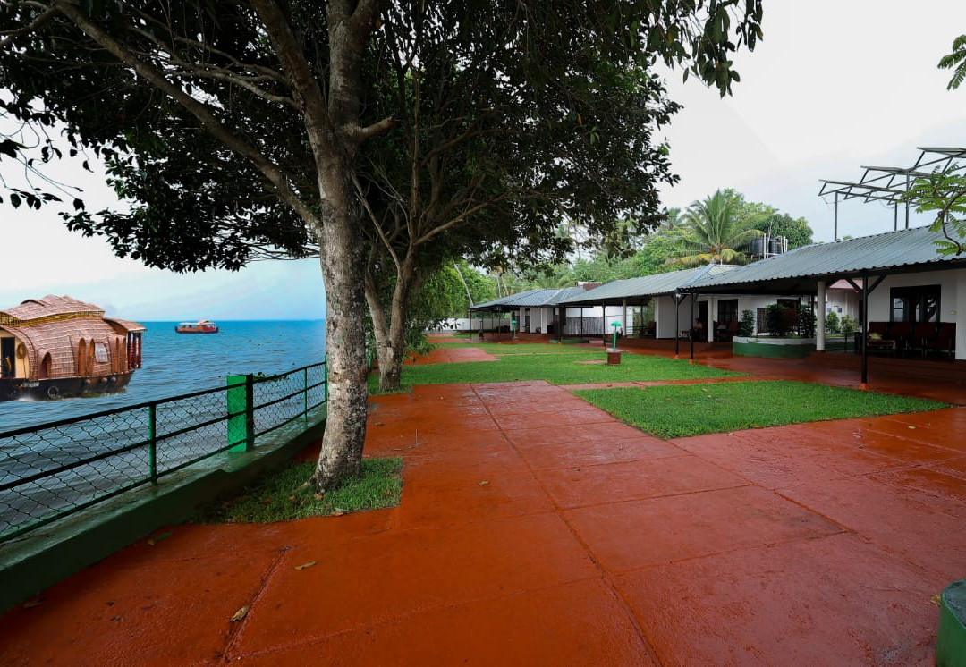 伊力卡拉姆湖滨小屋度假村