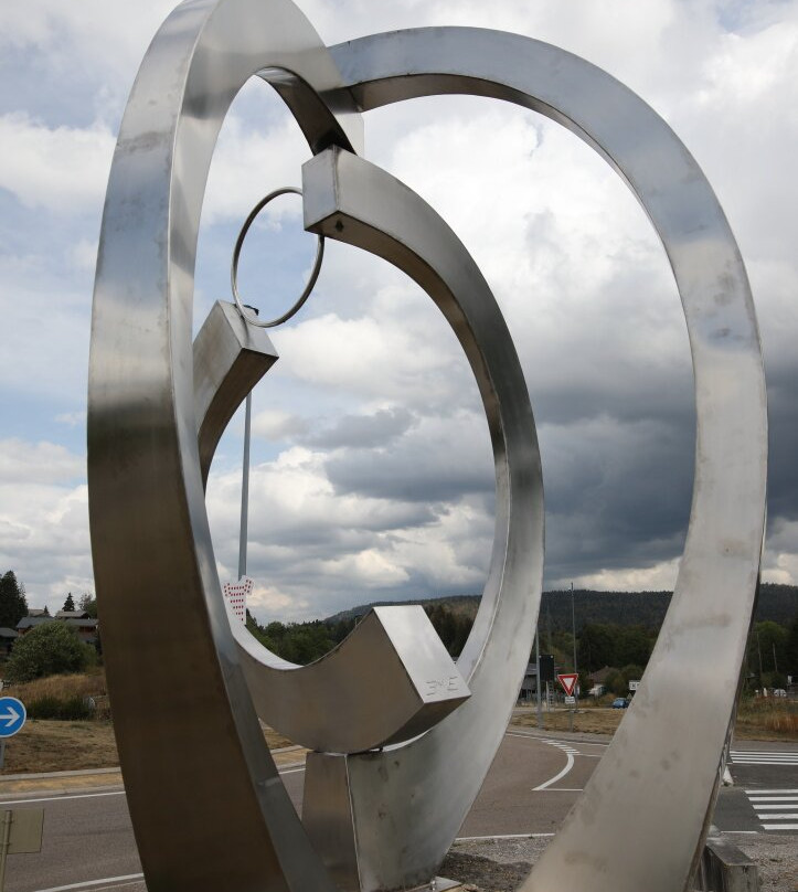 Sculpture le « Quatuor courbe »-Saint-Laurent-en-Grandvaux必去景点
