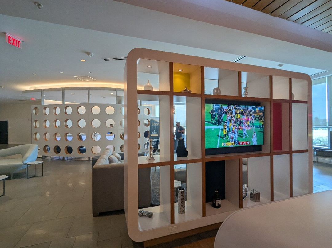 埃德蒙顿机场万丽酒店主图