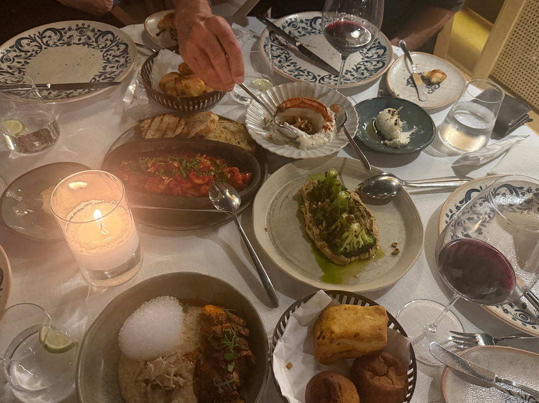 La Reina Restaurant & Lounge