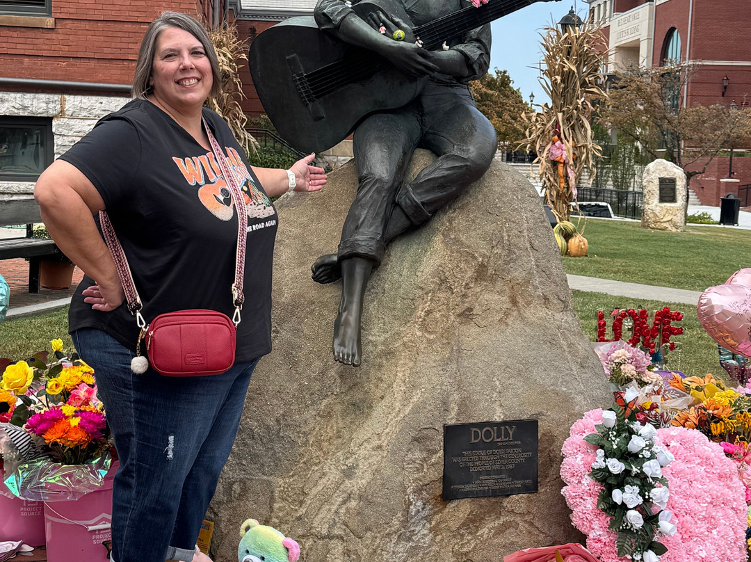 Dolly Parton Statue-塞维尔维尔必去景点