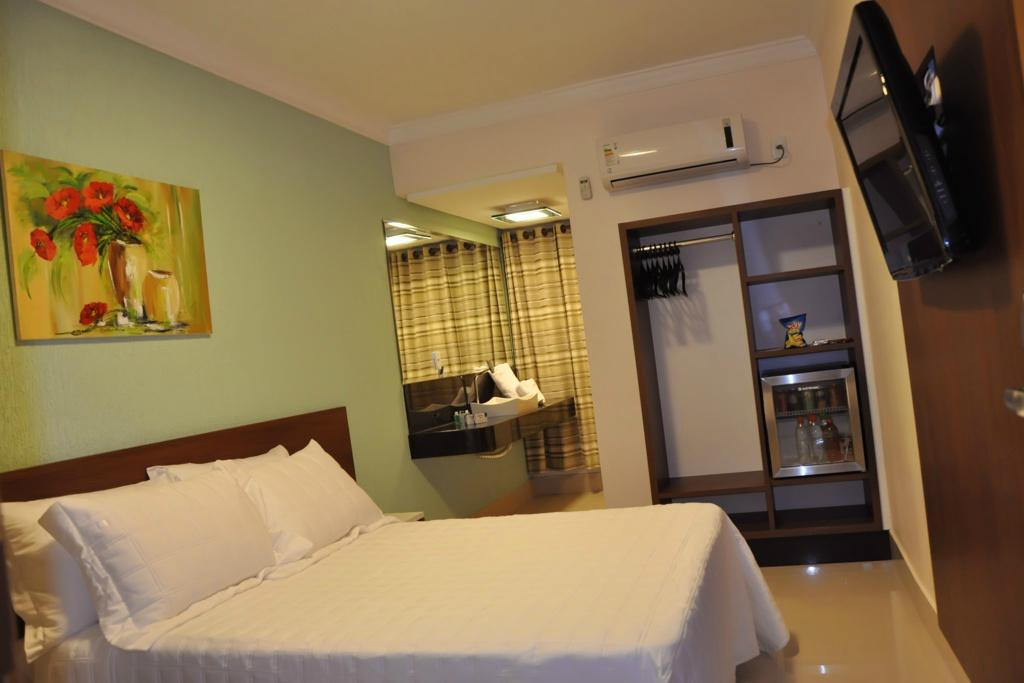 Cristalina酒店住宿-Hotel Saron