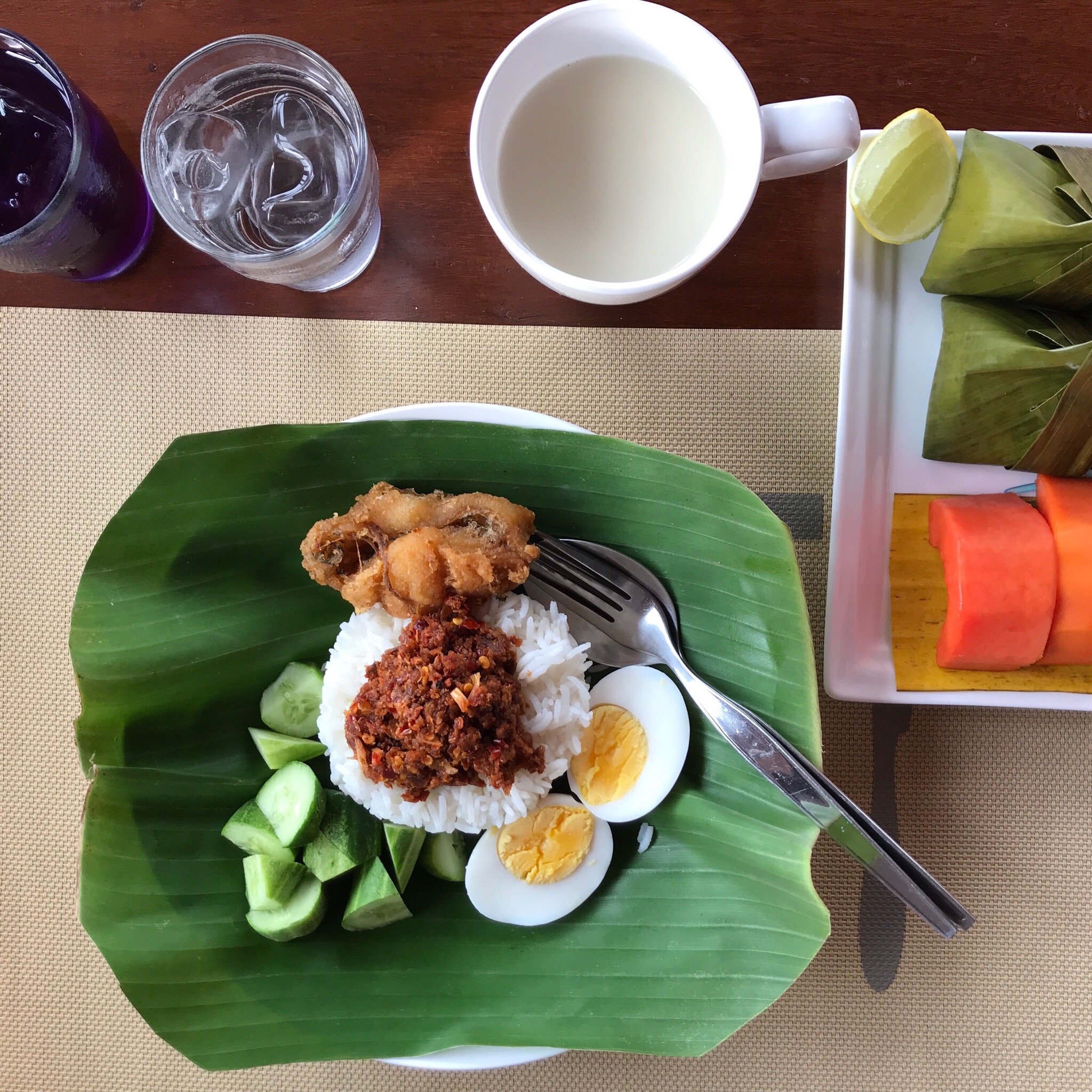 Comeneetee Uthai-官方
