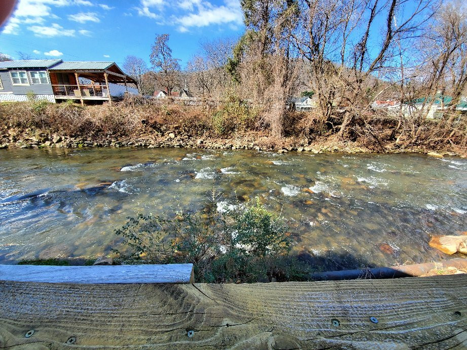 Creekside Court主图