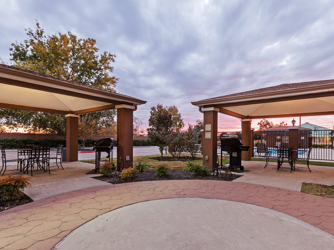 贝敦烛木套房酒店主图