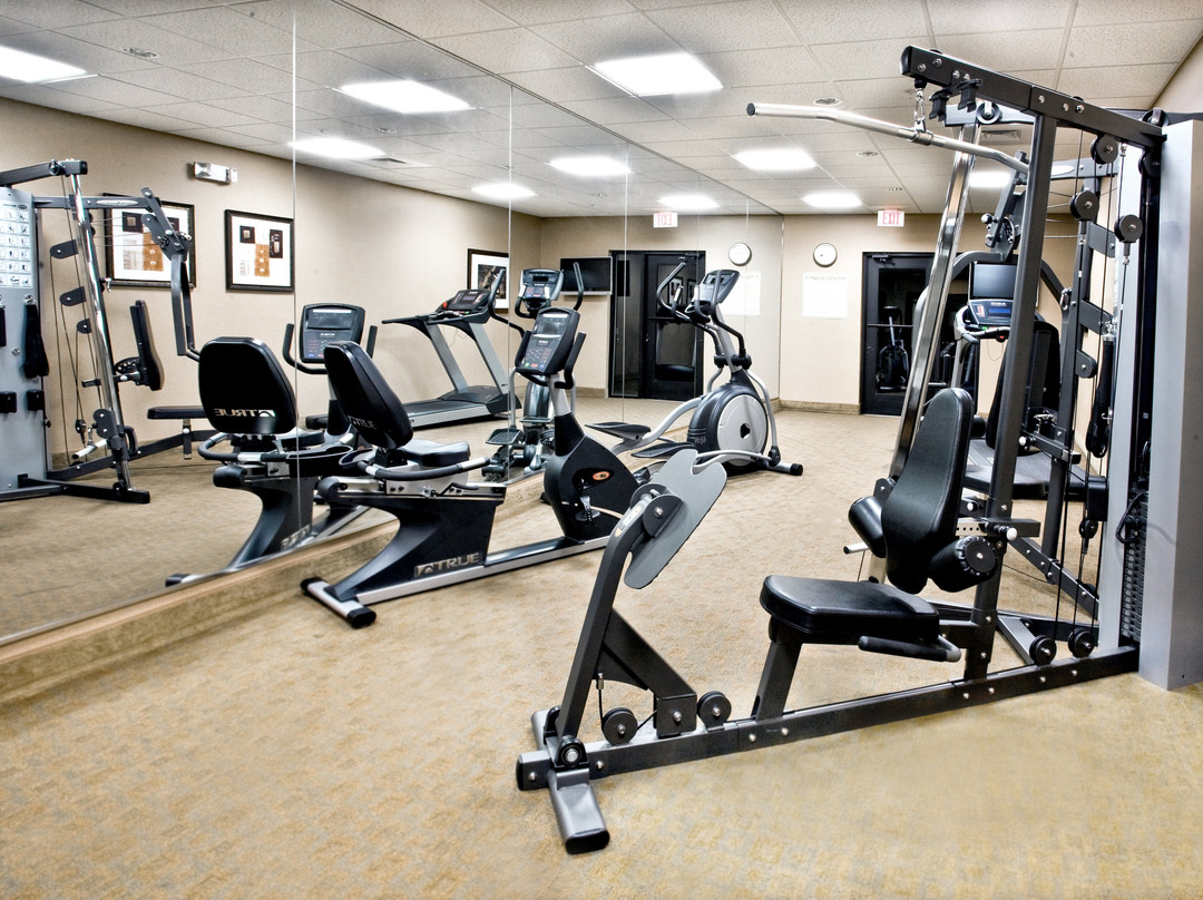 普莱西德湖快捷假日套房酒店主图