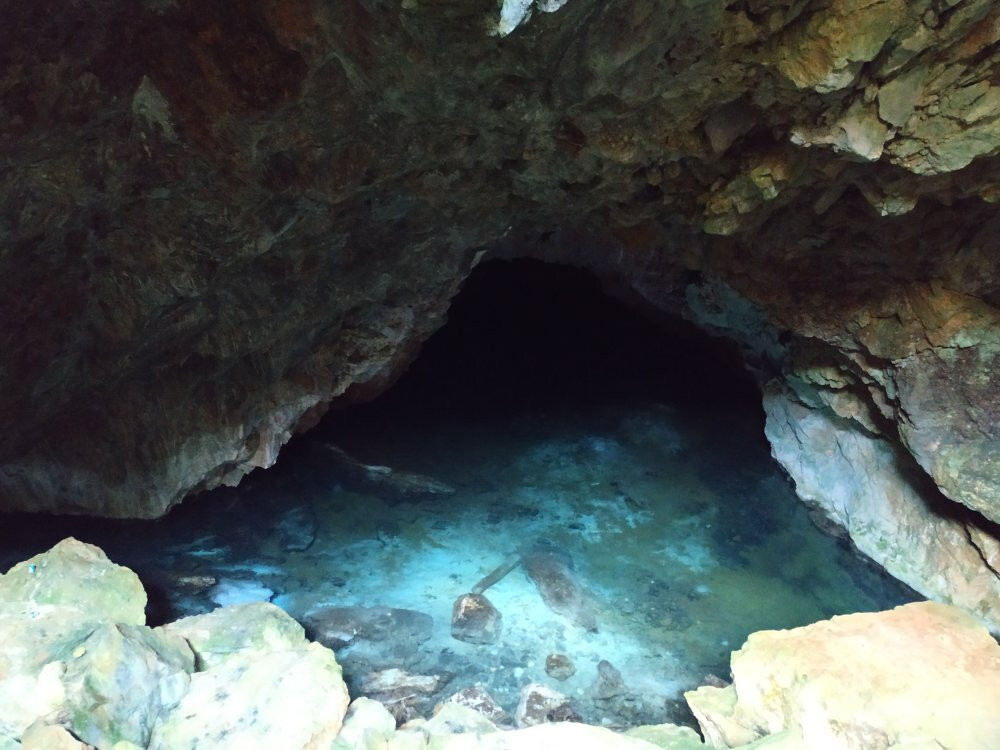 Cave Peristeri-Methana必去景点