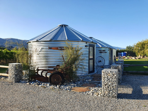 River Rock Estate Hot Pools主图