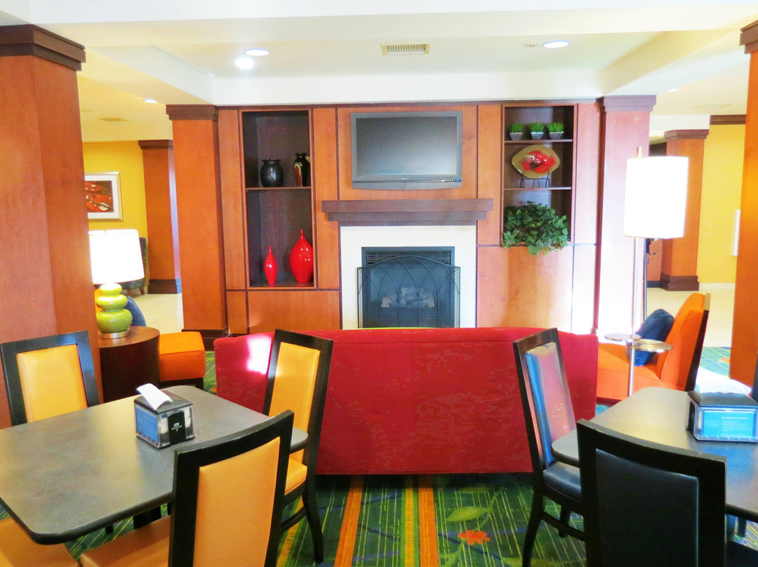 芒特弗农雷德湖费尔菲尔德套房酒店主图