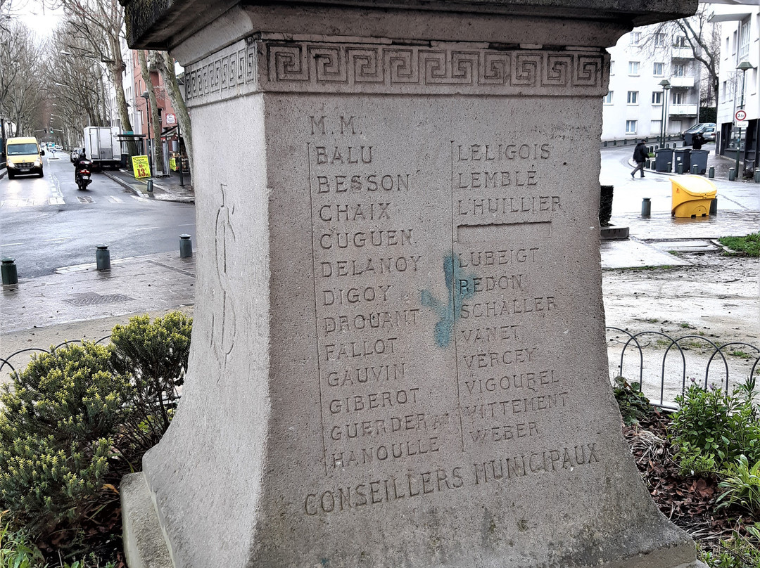 Monument a la Republique景点图片