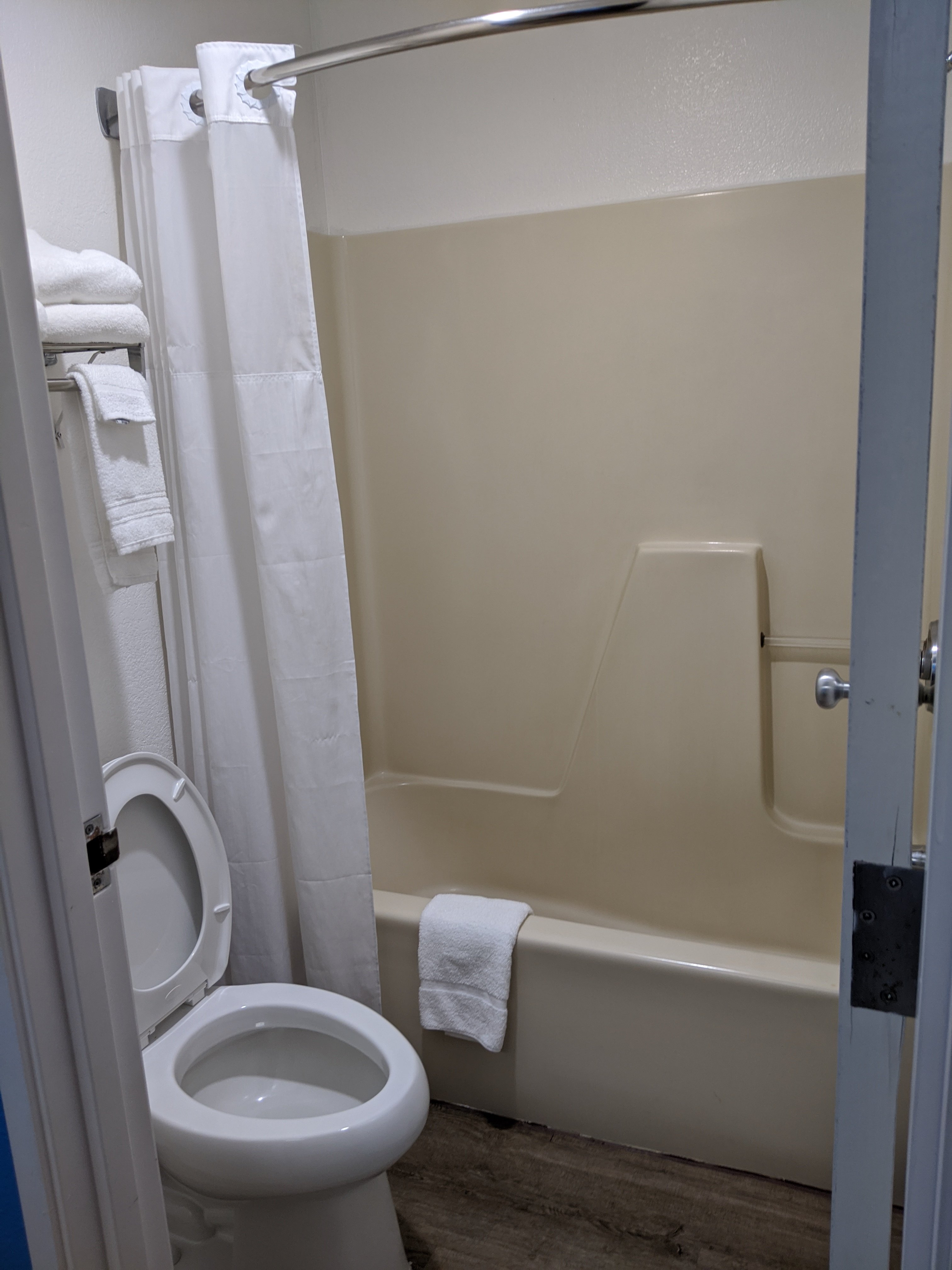 Days Inn by Wyndham Lexington-浴室