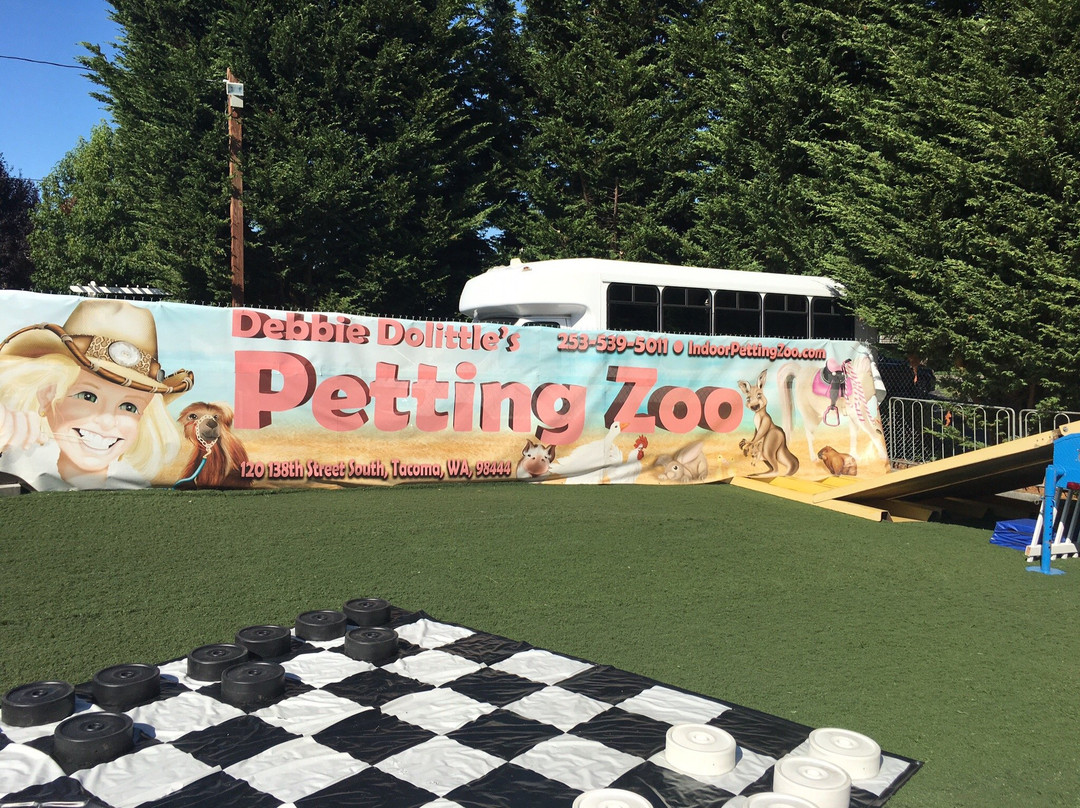 Debbie Dolittle's Indoor Petting Zoo景点图片