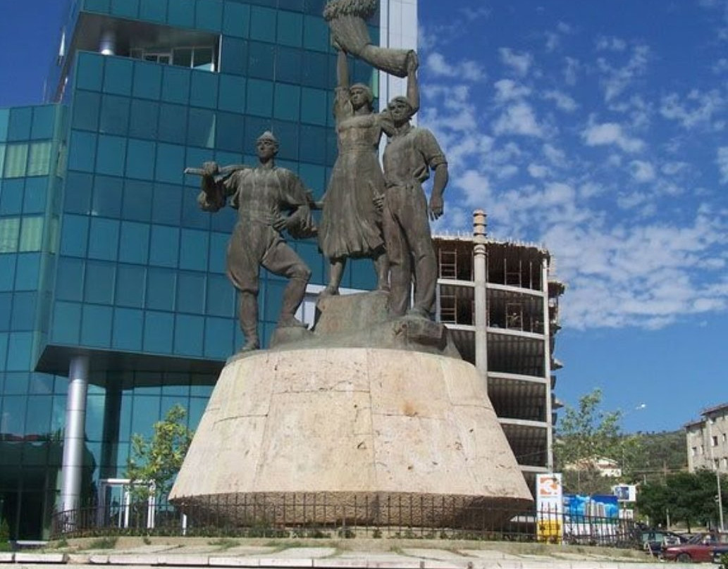 Toka Jone Monument-Lushnje必去景点