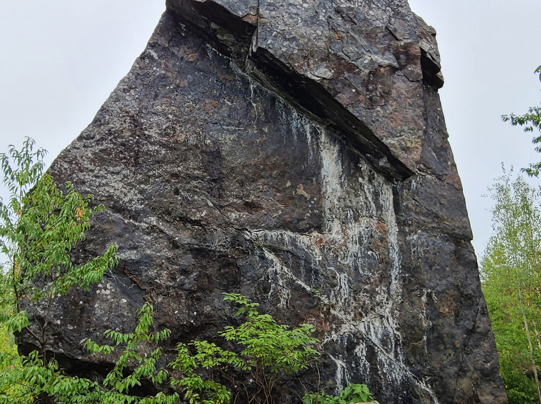 Magnetic Rock Trail景点图片