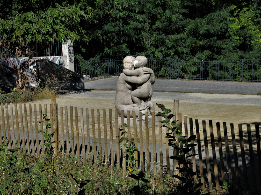 Statue representant une mere et son enfant
