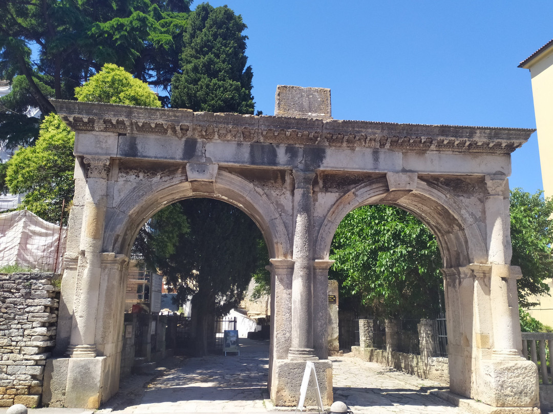 The Twin Gates of Pula-普拉必去景点