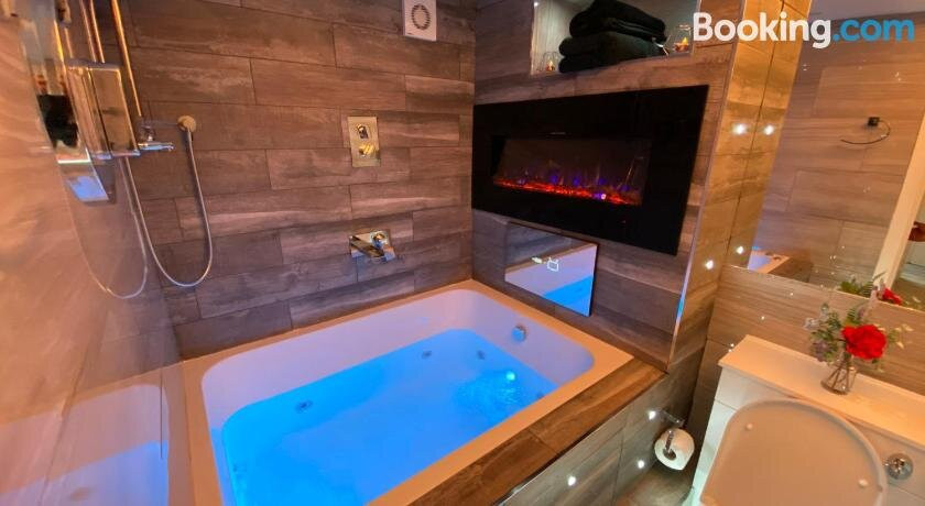 Serenity Apartments Bradford主图