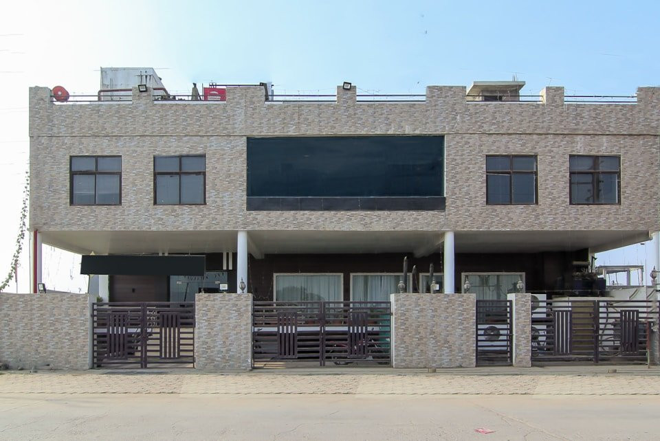 OYO Crossroad Premium Near Chaudhary Charan Singh International Airport主图