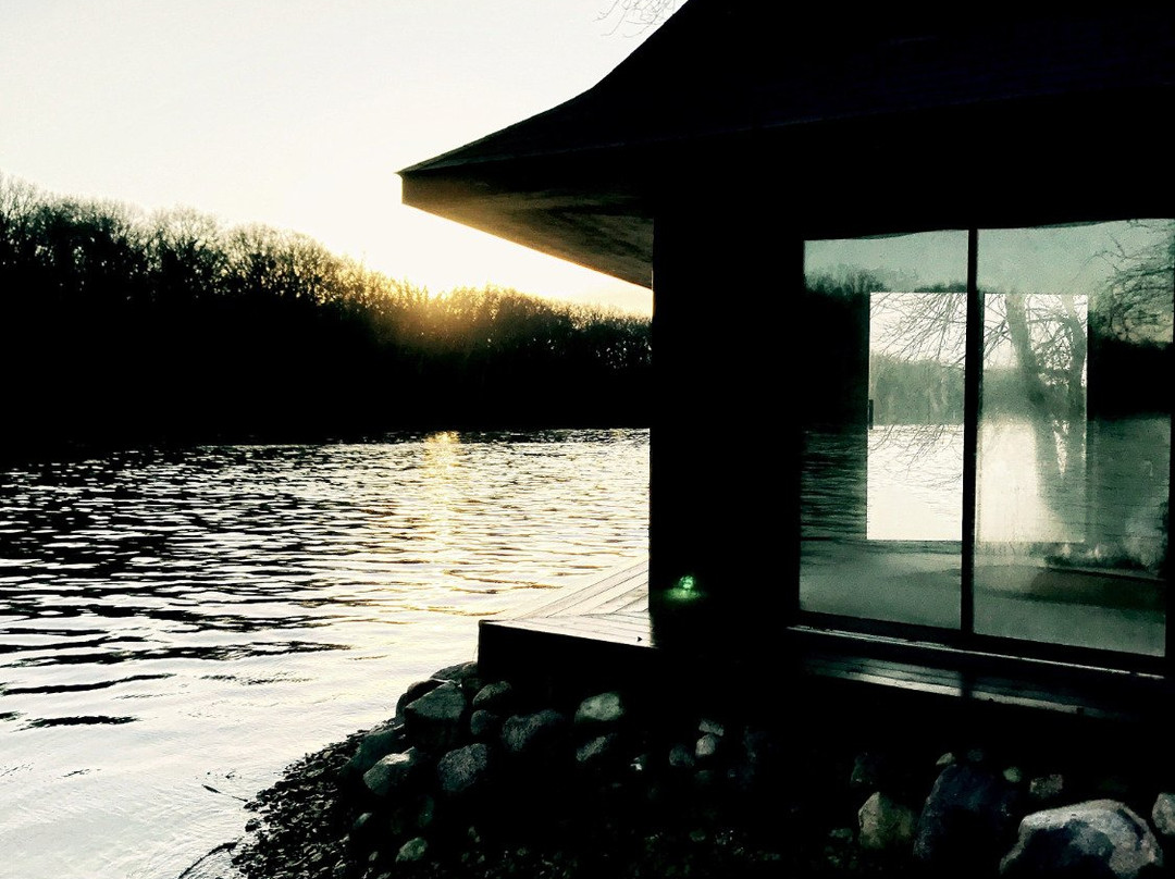 The Koi Whisperer Sanctuary & Japanese Gardens-圣查尔斯必去景点