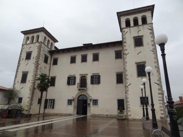 The Dobrovo Castle景点图片