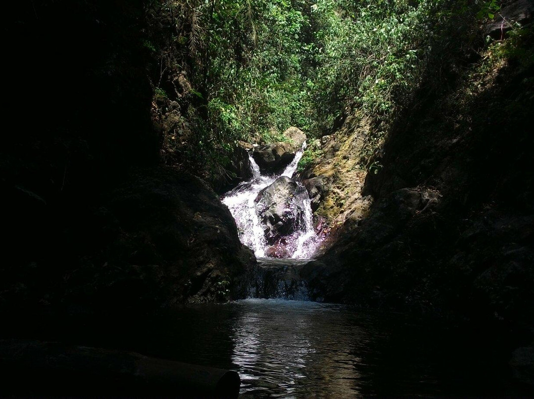 Lawe Waterfall景点图片