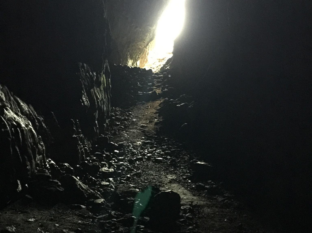 Bremsneshola cave-Bremsnes必去景点