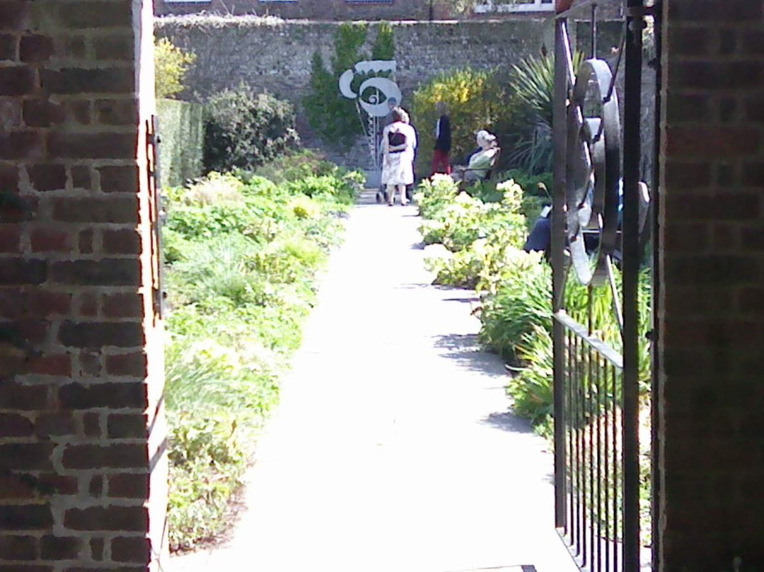 Southover Grange Gardens景点图片