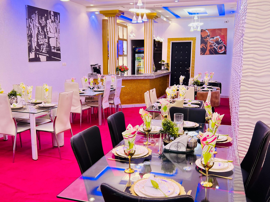 Tour Eiffel Hotel Benin主图