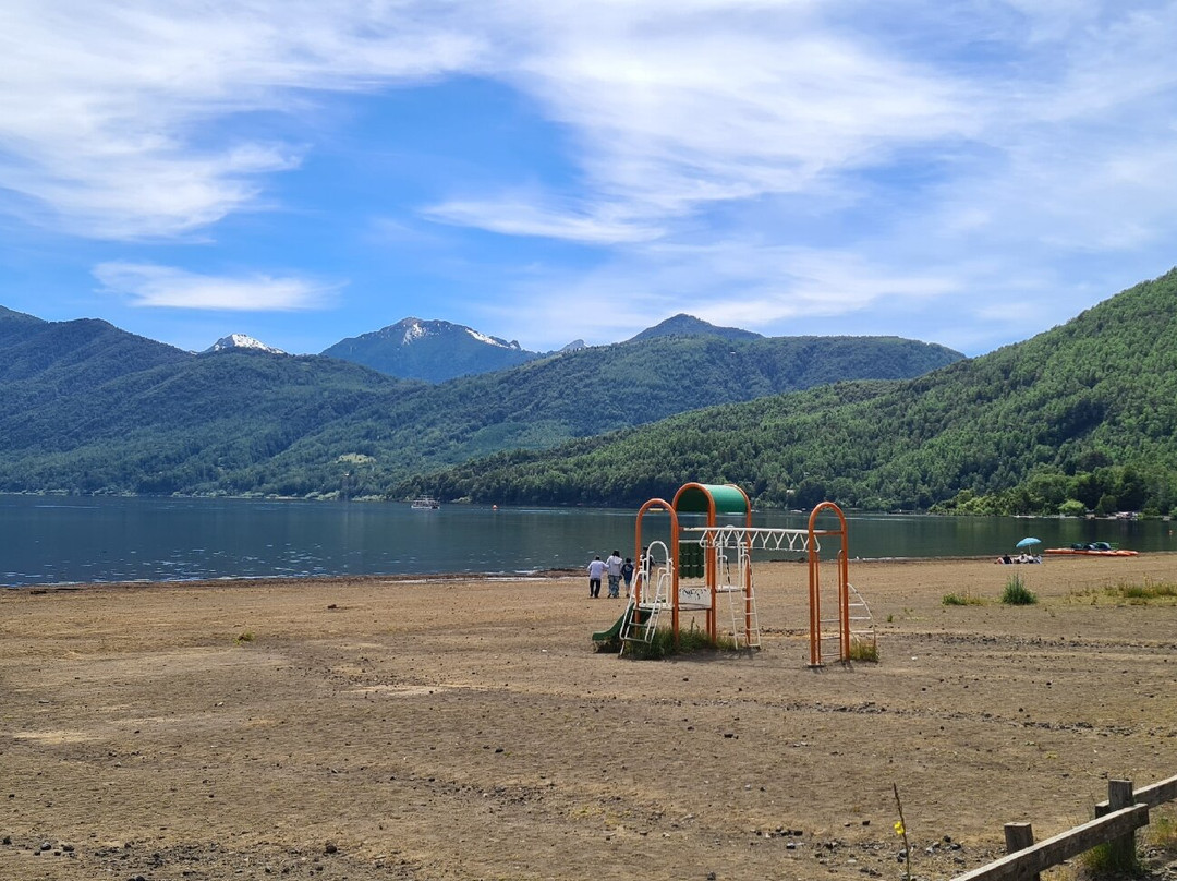 Lake Caburga景点图片