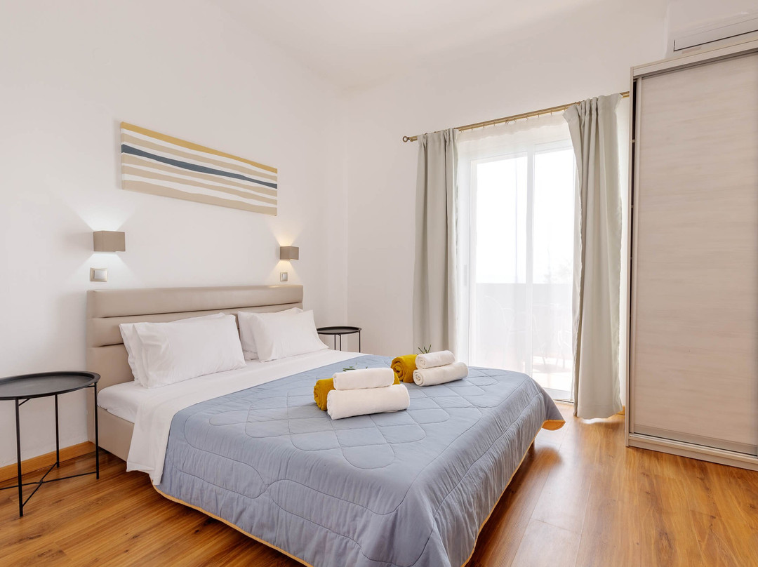 Oceanis Apartments主图