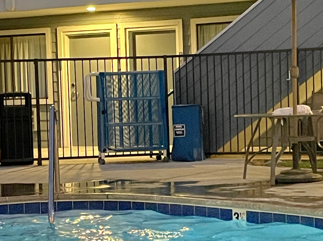 卡拉巴萨斯美好夜间旅馆主图