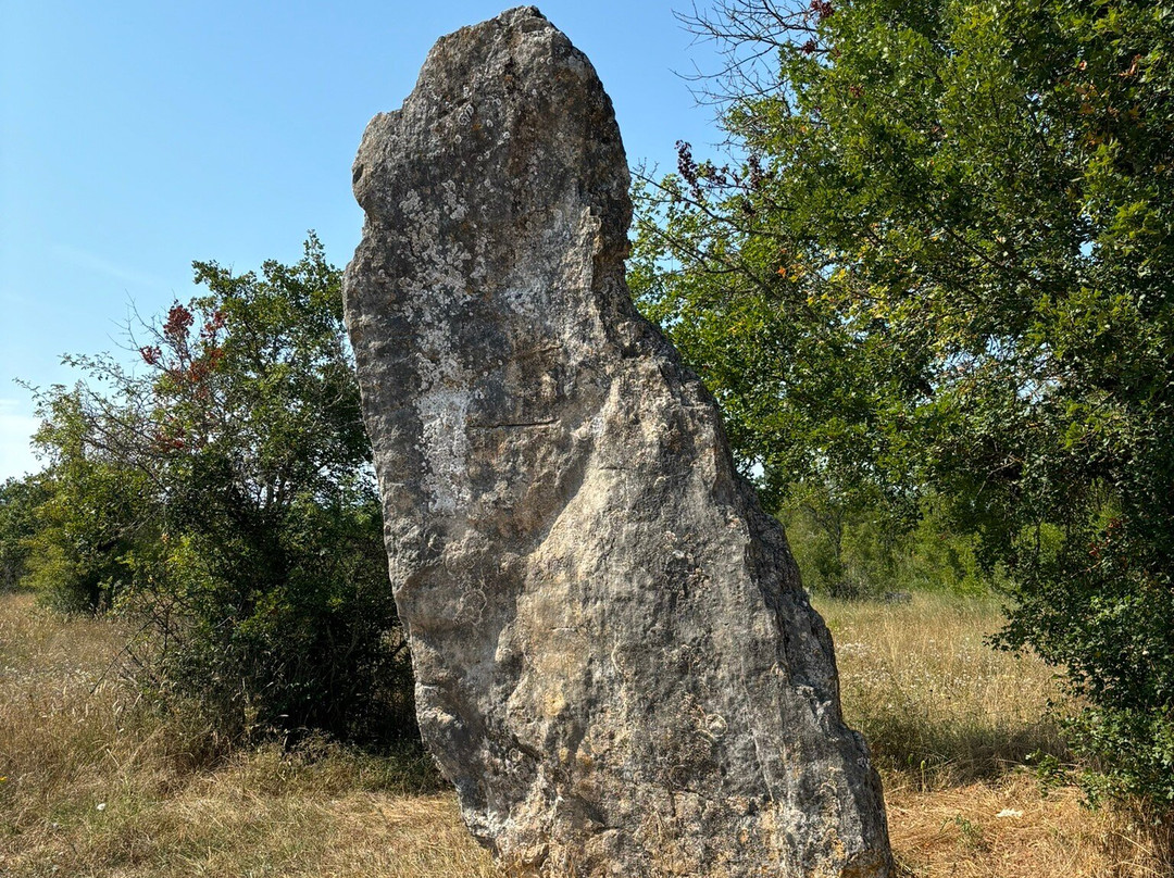 Menhir de Belinac-Livernon必去景点
