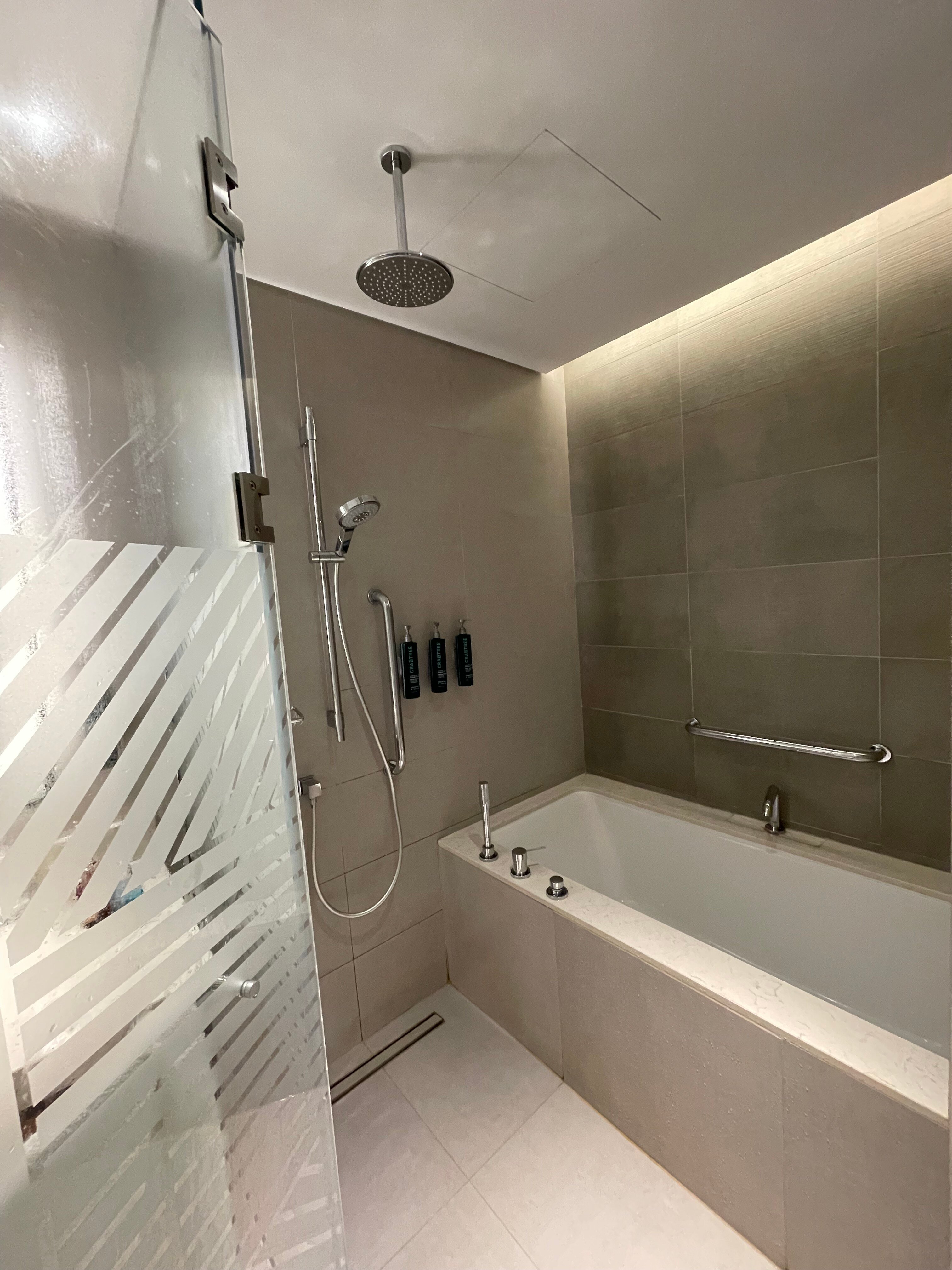 DoubleTree by Hilton Sharjah Waterfront Hotel & Residences-浴室