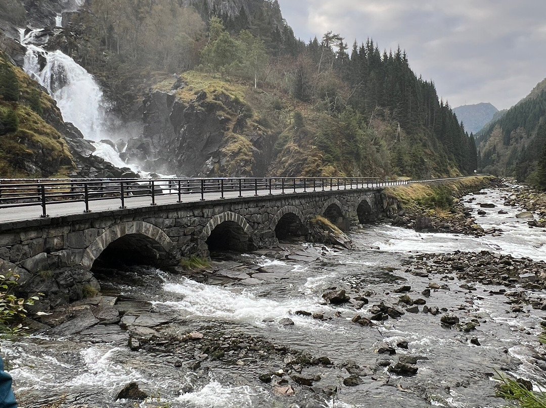 Låtefossen Waterfall景点图片