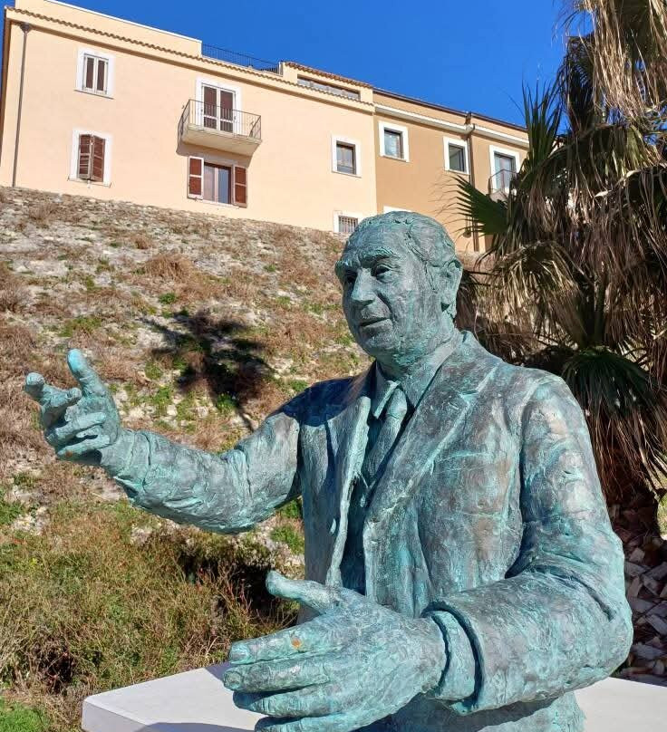 Monumento A Girolamo La Penna景点图片