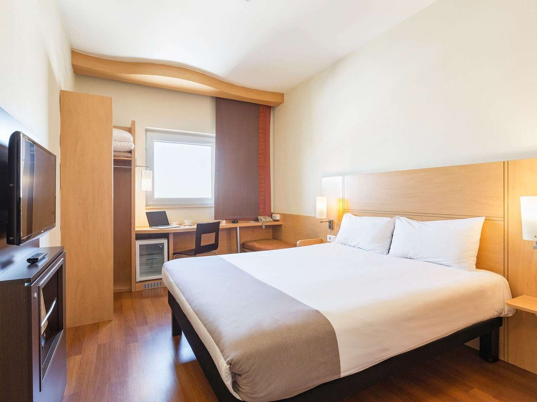 宜必思加济安泰普酒店主图