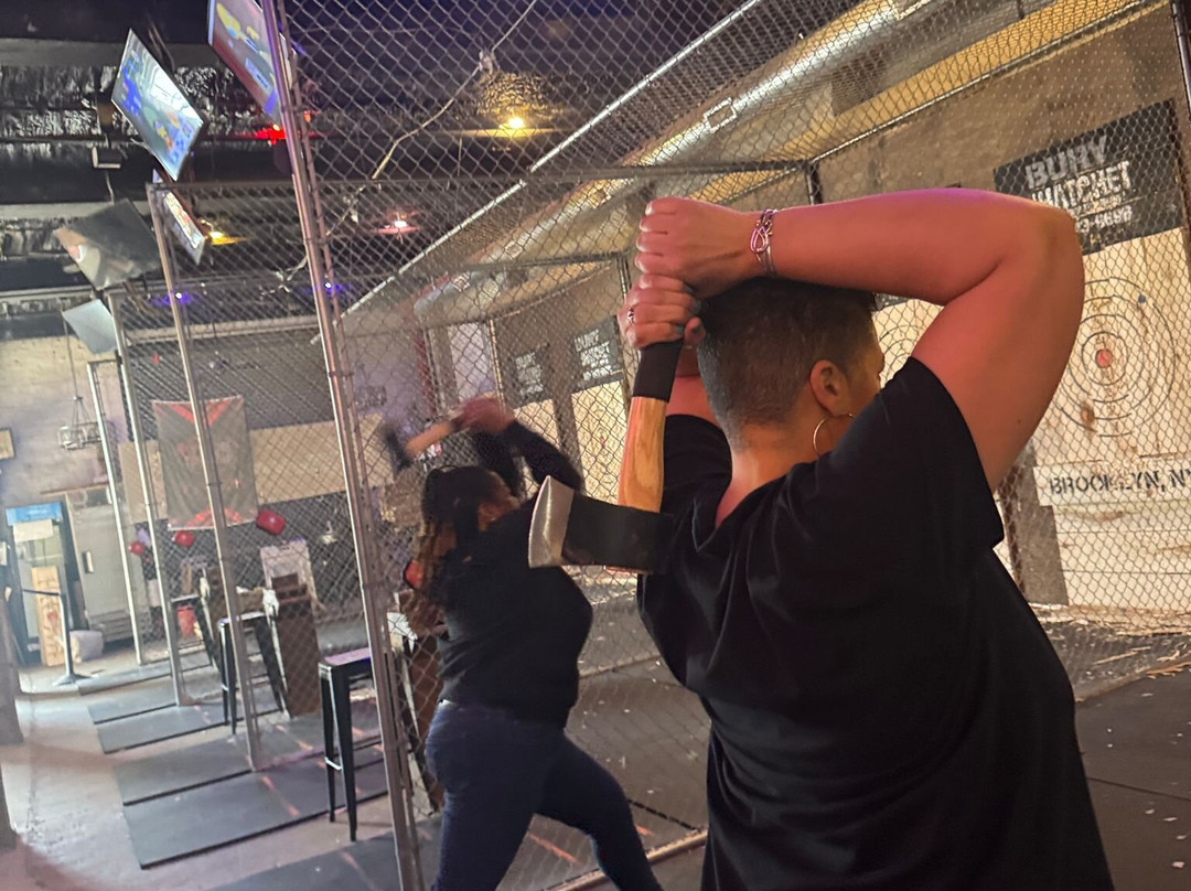 Bury the Hatchet Brooklyn - Axe Throwing-布鲁克林必去景点