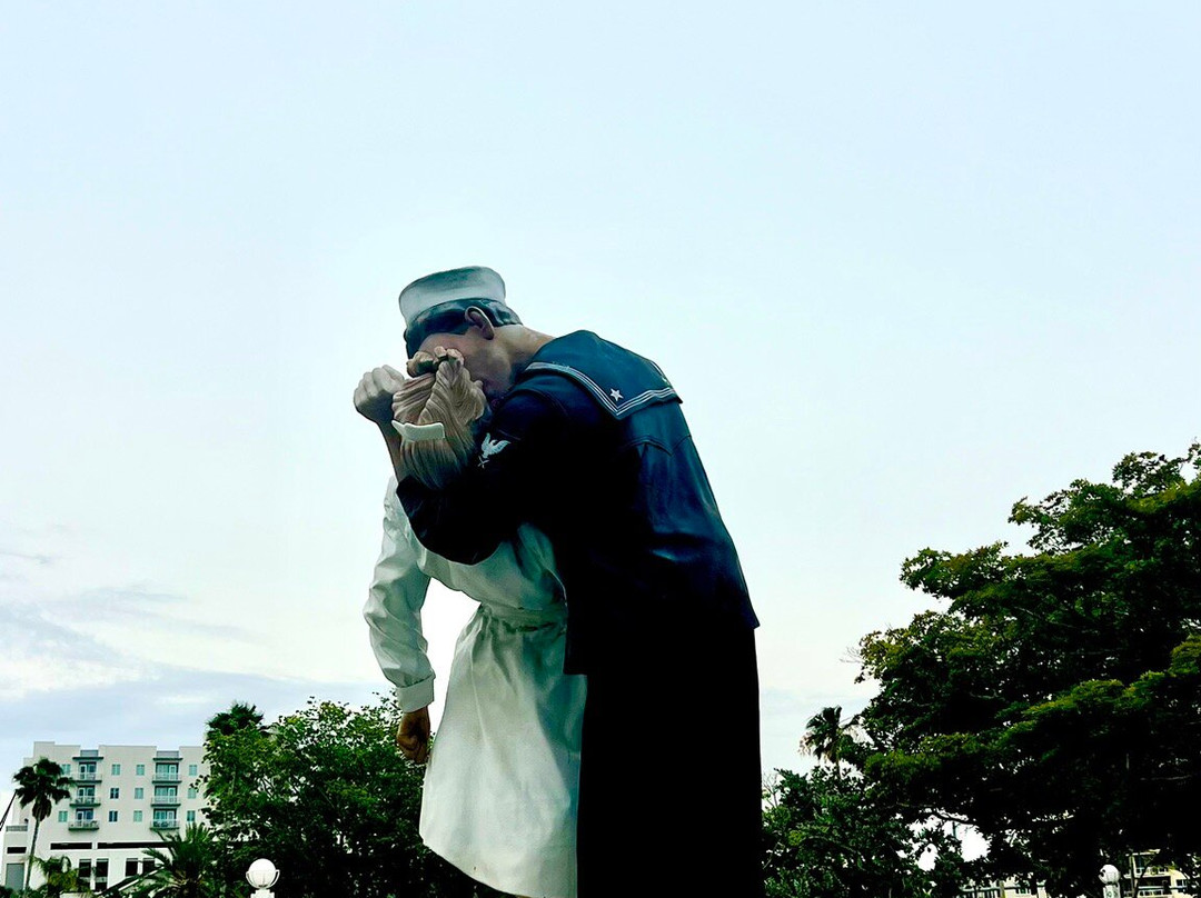 Unconditional Surrender Sculpture-萨拉索塔必去景点